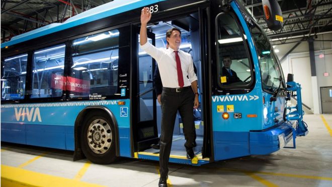 Лидер либералов Джастин Трюдо сходит с автобуса, прибывающего на предвыборную кампанию в автовокзале VIVA в пятницу, 4 сентября 2015 года в Ричмонд-Хилл, Онтарио, Канада.