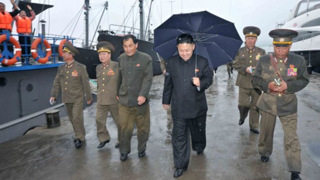 Ким Чен Ын проходит мимо роскошной яхты во время инспекционного визита в 2013 году