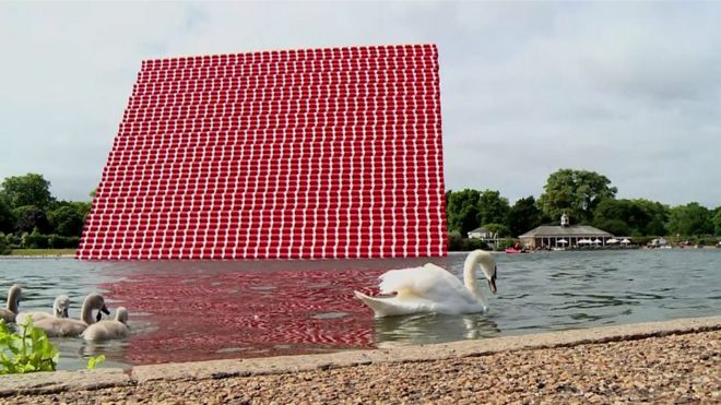 В самом центре знаменитого пруда Серпентайн в лонжонском Гайд-парке выросла грандиозная инсталляция американского художника болгарского происхождекния Христо