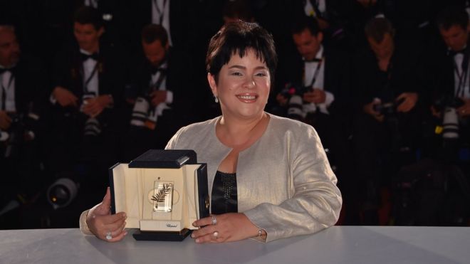 Jaclyn Jose позирует со своим призом