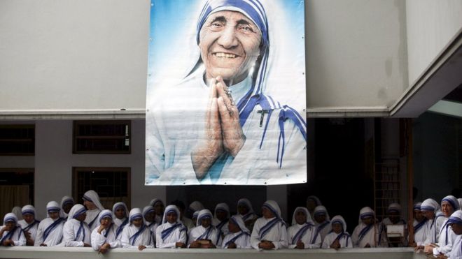 Католические монахини из Ордена Миссионеров Милосердия собираются под фотографией Матери Терезы во время десятой годовщины ее смерти в Калькутте, Индия, (файл 2007 года)