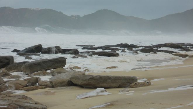 Forte ressaca na praia de Jaconé em junho de 2011, expondo afloramentos e matacões do beachrock, que protegem a praia da erosão marinha