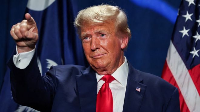 Former U.S. President and Republican candidate Donald Trump gestures at a Republican fundraising dinner in South Carolina in 6 August