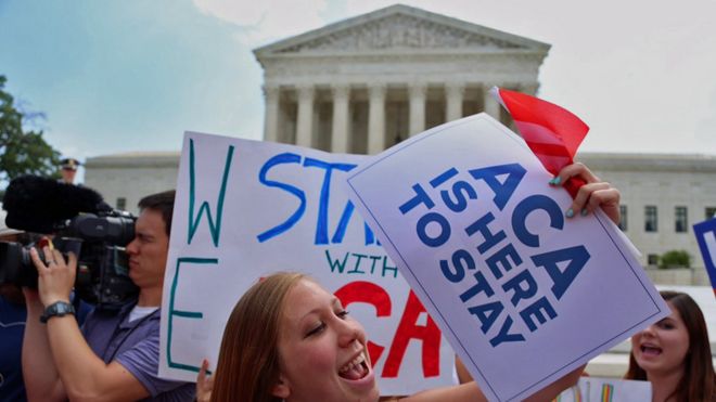 Сторонники Закона о доступном медицинском обслуживании празднуют победу в Верховном суде в июне 2015 года