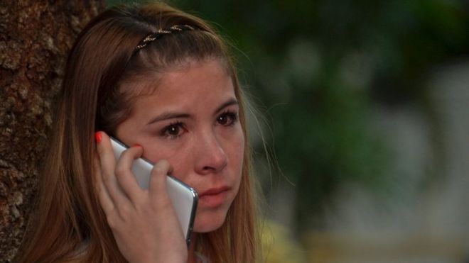 Женщина плачет, когда она говорит по мобильному телефону, узнав результаты референдума о том, ратифицировать ли историческое мирное соглашение о прекращении 52-летней войны между государством и повстанцами-коммунистами ФАРК в Кали, Колумбия, 2 октября, 2016.