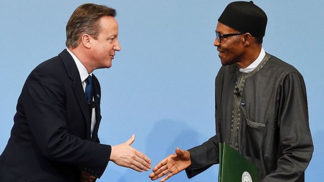 Дэвид Кэмерон (слева) приветствует президента Нигерии Мухаммаду Бухари во время саммита по борьбе с коррупцией в Лондоне 2016 года в Ланкастер-хаус в центре Лондона 12 мая 2016 года