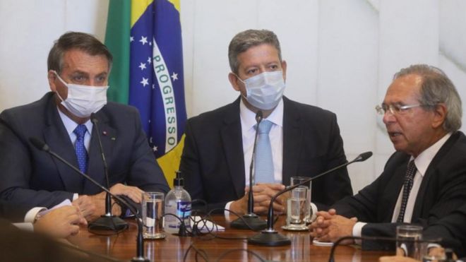Presidente Jair Bolsonaro, Arthur Lira e Paulo Guedes sentados conversando