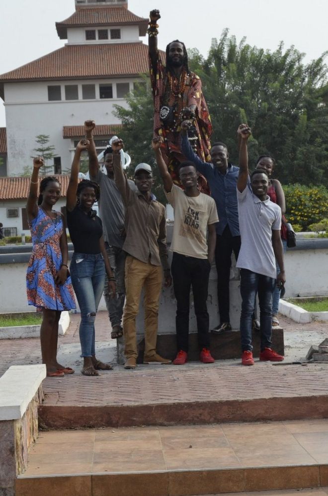 Преподаватели и студенты Университета Ганы позируют на праздновании после того, как статуя снята (12 декабря 2018 года)