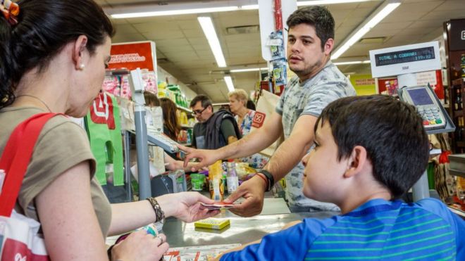 Gente en un supermercado en Buenos Aires .