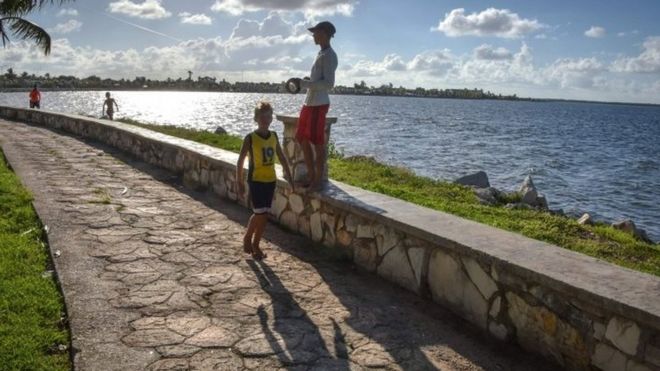 Кубинские дети играют на набережной в Кайбарьене, провинция Вилья-Клара, перед прибытием урагана Ирма (07 сентября 2017 года)