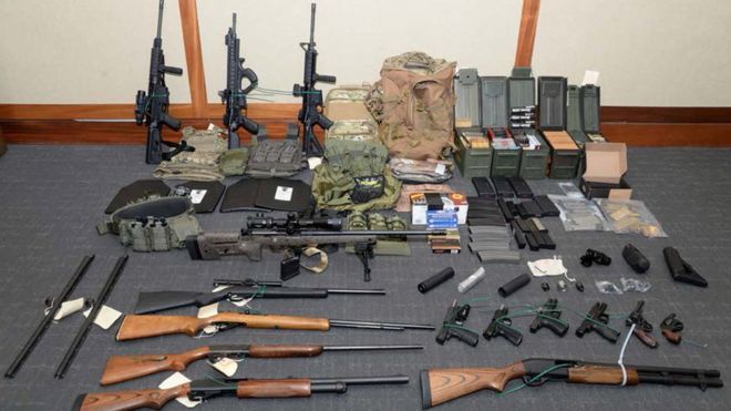 Тайник с оружием и боеприпасами, обнаруженный федеральными следователями США в доме лейтенанта береговой охраны Кристофера Пола Хассона в Сильвер Спринг, штат Мэриленд. 20 февраля 2019 года