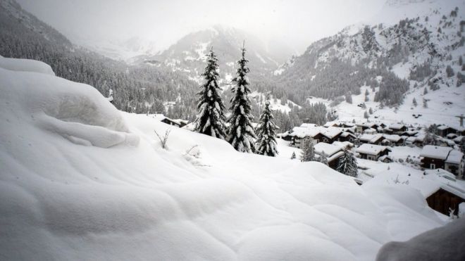 Огромное количество снега изображено в Церматте, Швейцария, 9 января 2018 года.