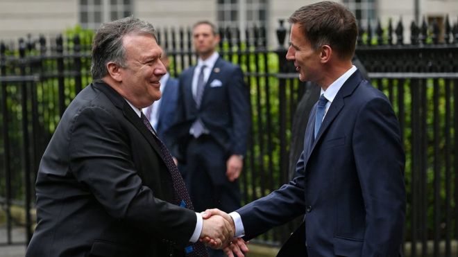 Госсекретарь США Майк Помпео обменивается рукопожатием с министром иностранных дел Великобритании Джереми Хантом в Лондоне (8 мая 2019 года)