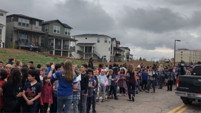 Люди ждут снаружи возле школы STEM во время инцидента со стрельбой в Highlands Ranch, штат Колорадо, США, на этом снимке, сделанном 7 мая 2019 года в социальных сетях.