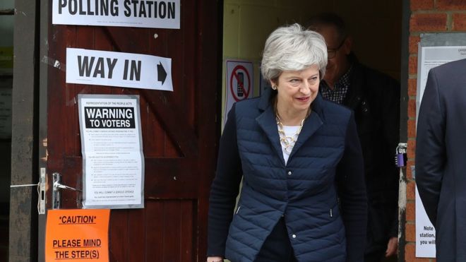 Премьер-министр Тереза ??Мэй уходит после того, как проголосовала на избирательном участке рядом с ее домом в долине Темзы, когда избиратели направились на выборы в советы и выборы мэров по всей Англии и Северной Ирландии.