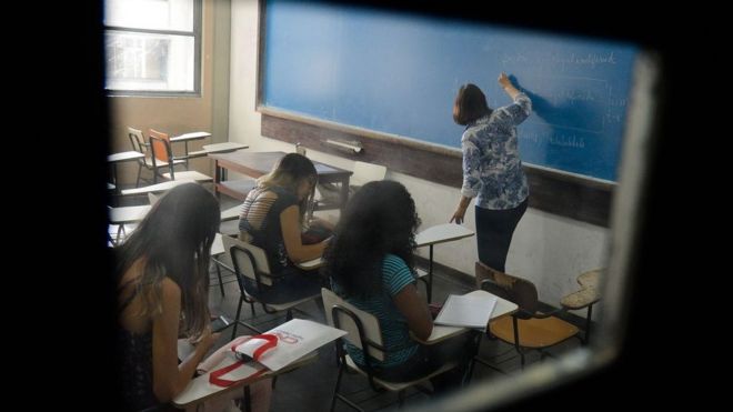 Graphogame, aplicativo do MEC citado por Bolsonaro em debate, ensina letras  com tiro de canhão - Estadão