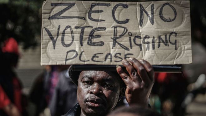 Протестующий машет плакатом, требующим прозрачности в Булавайо, Зимбабве 13 июля 2018 года