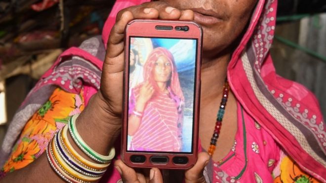Mulher mostra foto de Shantadevi Nath, na tela do celular. Indiana foi morta por multidão que acreditava que ela pretendia seqüestrar crianças, nos arredores de Ahmedabad, no estado de Gujarat, na Índia. O caso foi registrado em 27 de junho de 2018 e levou a polícia a pedir a à população que não acreditasse em falsos rumores espalhados pelo WhatsApp.