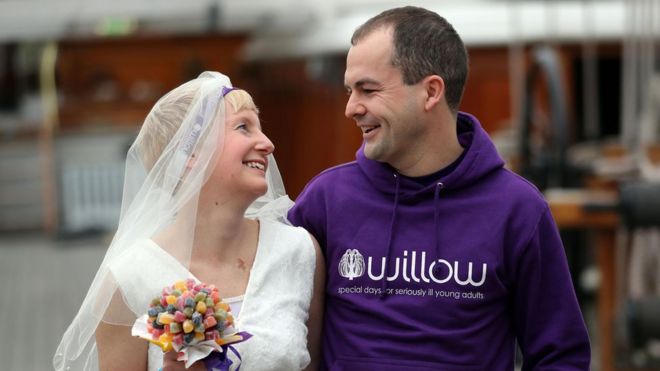 Оставшийся в живых рака молочной железы Джеки Скалли и ее новый муж Дункан Слоун на Cutty Sark, где они поженились, прежде чем принять участие в Лондонском марафоне Virgin Money 2017 года