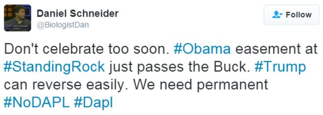 В твиттере написано: «Не празднуйте слишком рано.Мольберт #Obama на #StandingRock просто передает Бака. # Трамп может легко повернуть вспять. Нам нужен постоянный #NoDAPL # Dapl & quot;