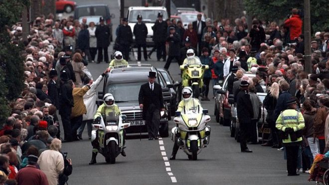 Скорбящие выравнивают улицы Уэстон-сьюпер-Мэр для похорон Джилл Дандо в мае 1999 года
