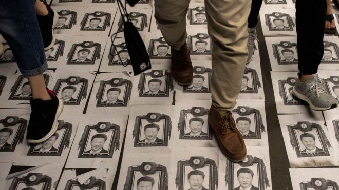 Người biểu tình Hong Kong dẫm lên chân dung Chủ tịch Trung Quốc Tập Cận Bình