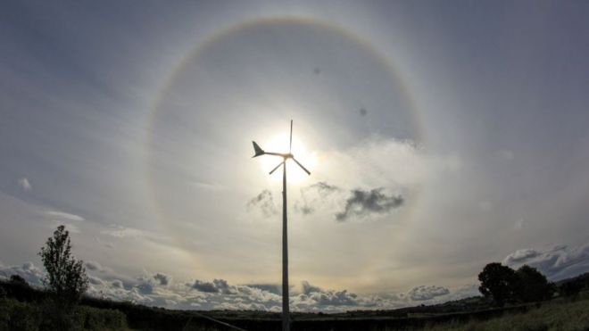 Ореол 22 градуса с солнцем, расположенным позади ветряной турбины, сделанный в Банбридже