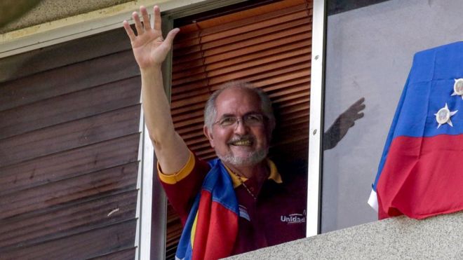 Мэр столицы Антонио Ледезма отмахивается от окна своего жителя в Каракасе, Венесуэла, 16 июля 2017 года
