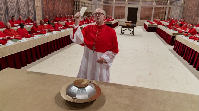 Джонатан Прайс в роли кардинала Бергольо, голосующего за папство