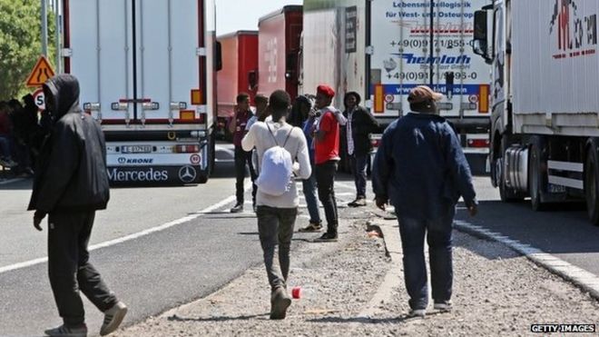 Мигранты возле грузовиков направляются в Великобританию