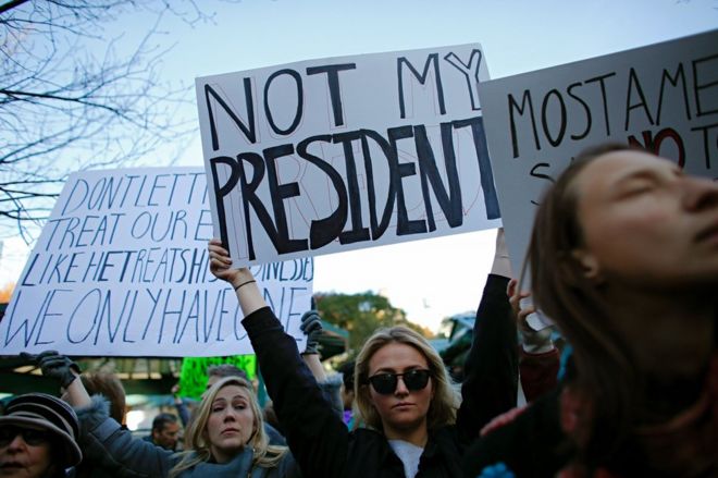 Женщина держит плакат во время митинга против избранного президента США Дональда Трампа на Юнион-сквер, Нью-Йорк, 12 ноября