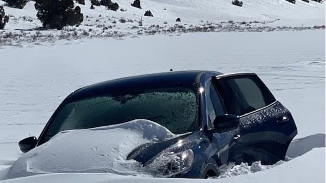 El coche de Jerry Jouret atascado en la nieve