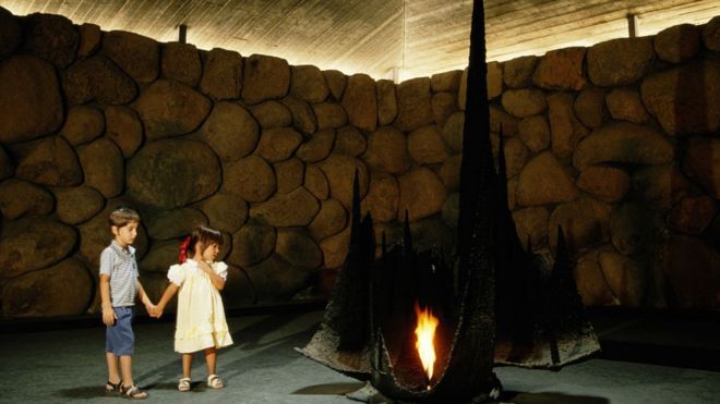 Crianças no memorial Yad Vashem