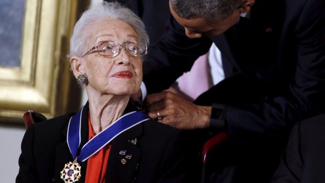 Президент США Барак Обама вручает Президентскую медаль свободы математику НАСА Кэтрин Джонсон 24 ноября 2015 года.