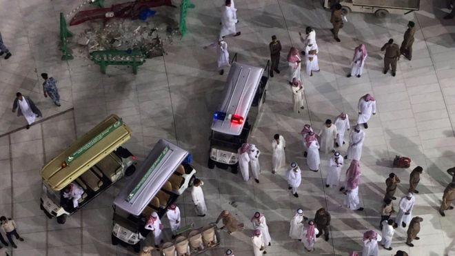Саудовские аварийные команды стоят в Большой мечети, Мекка, 11 сентября 2015 года