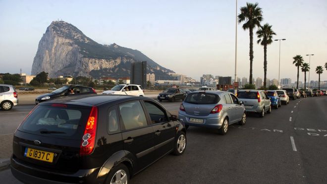 2013: автомобили стоят в очереди на границе между Испанией и Гибралтаром