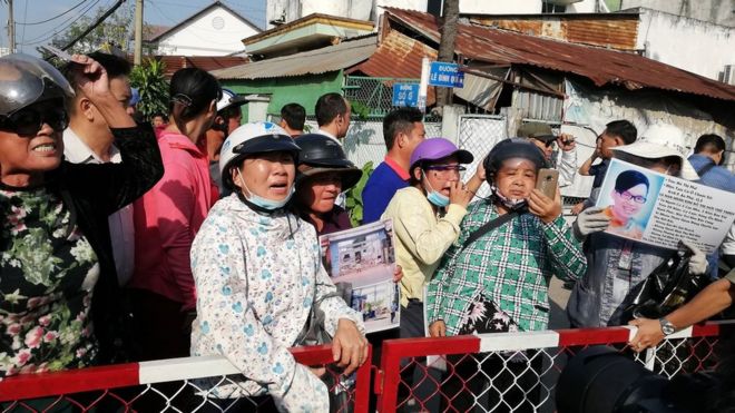 Hàng trăm dân oan Thủ Thiêm đứng bên ngoài mong muốn được vào gặp lãnh đạo TP hôm 18/10