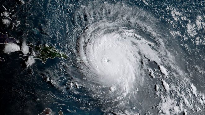 Это спутниковое изображение, полученное от Национального управления океанических и атмосферных исследований (NOAA), показывает ураган Ирма в 11:30 по Гринвичу 6 сентября