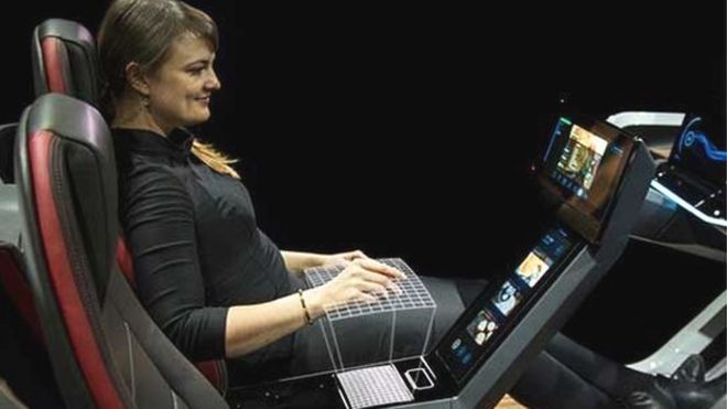 Женщина тестирует виртуальные кнопки в макете автомобиля