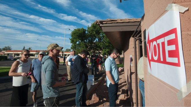 Избиратели ждут своей очереди перед избирательным участком, чтобы подать свои бюллетени на президентских выборах в США в Скоттсдейле, штат Аризона, 8 ноября 2016 года