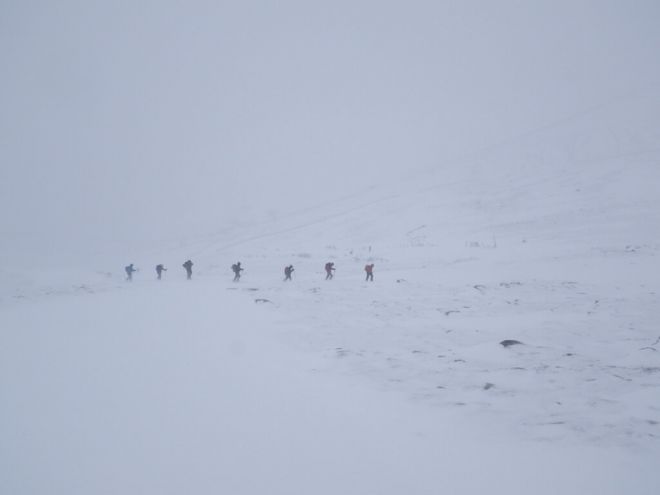 Hillwalkers в метель в Северной Cairngorms 4 марта