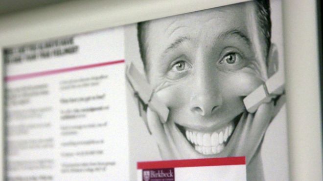 Плакат с изображением мужчин с прищепками на лице, заставляющих улыбаться