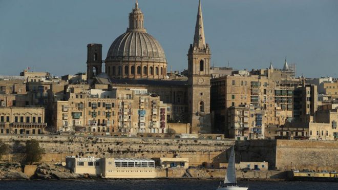 Валлетта, включая купол базилики Богоматери на горе Кармель, стоит 29 марта 2017 года, как видно из залива в Слиме, Мальта