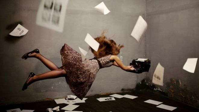 صورة خيالية لفتاة تكتب في الهواء