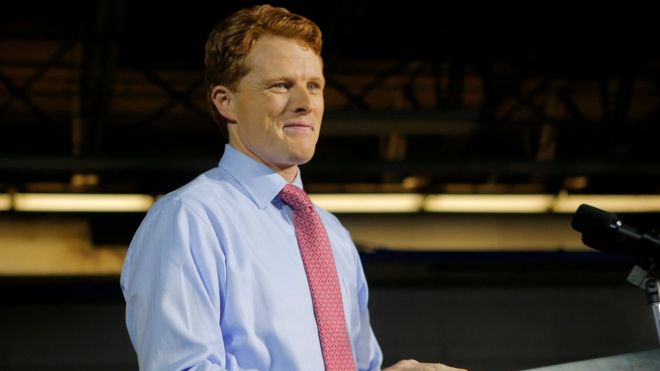 El representante Joe Kennedy III toma el micrófono para dar la réplica al discurso del Estado de la Nación.