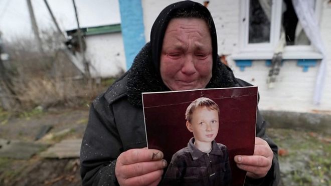 Ирина Костенко держит в руках детскую фотографию погибшего сына