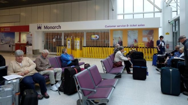 Пассажиры возле офиса обслуживания клиентов Monarch Airlines в аэропорту Манчестера