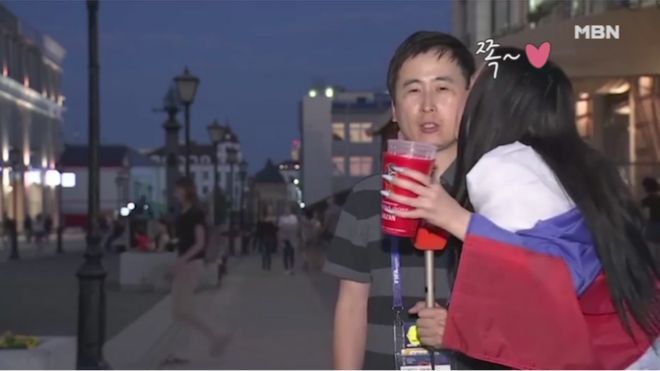 Чон Гван-рёль поцеловал другого российского поклонника во время прямой трансляции