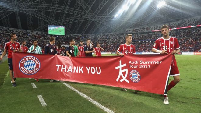 Игроки «Баварии» из Мюнхена с благодарственным баннером в Китае