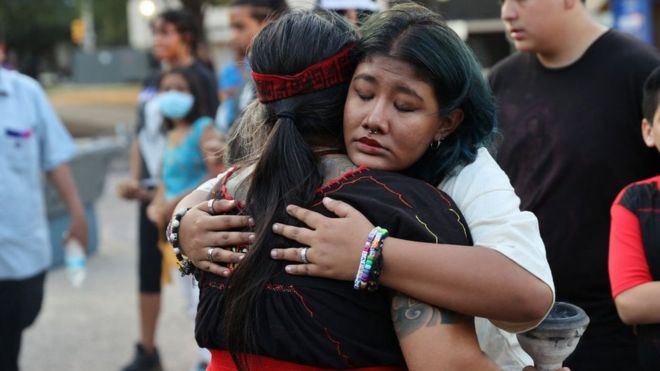 Wanda Pérez abraza a Laura Yohualtlahuiz durante la vigilia por los migrantes muertos.